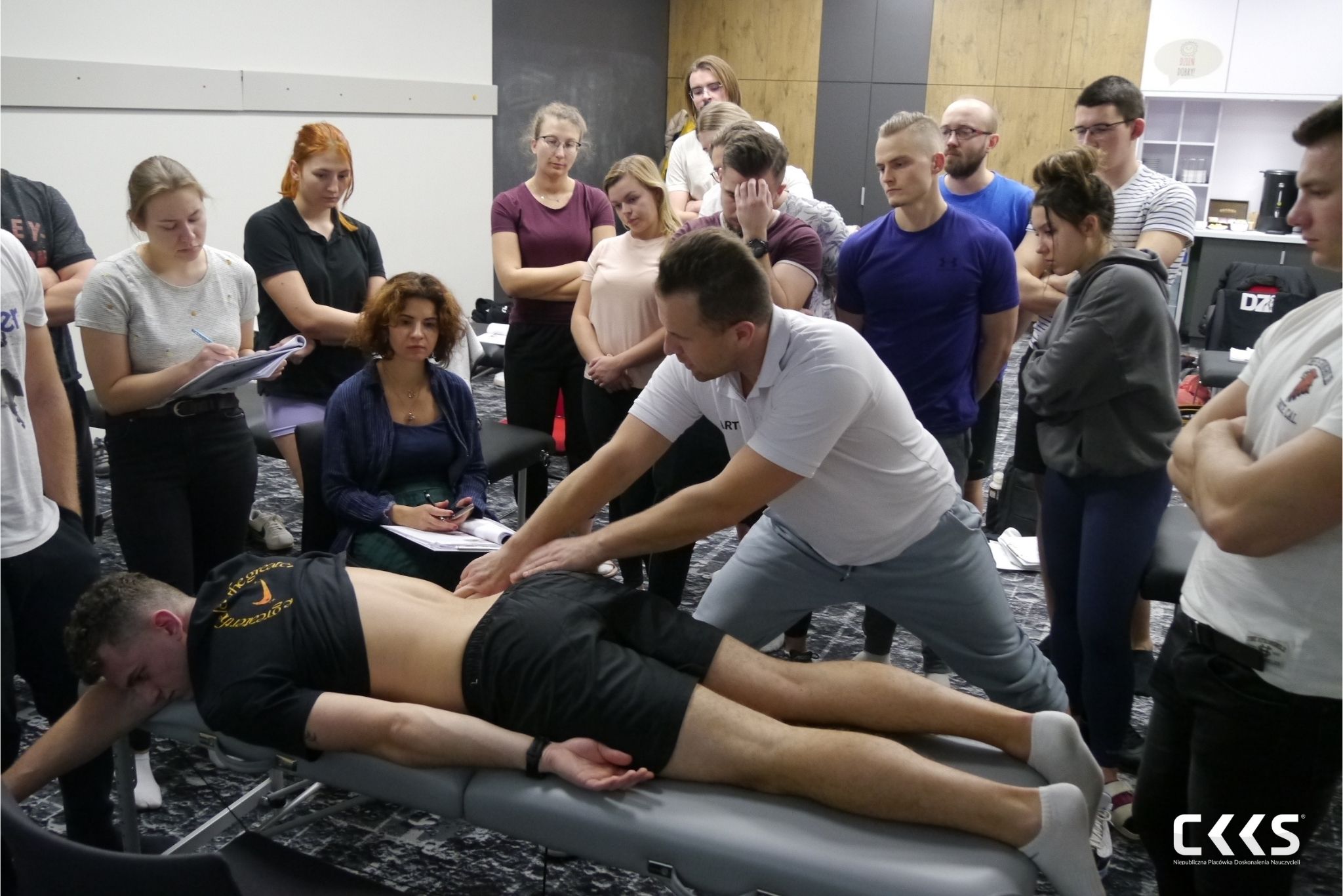 Bartłomiej Cienciała prowadzi szkolenie z fizjoterapii